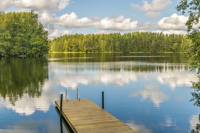 The peaceful beach of the naturally beautiful Lake Syvälahti is located about 150 meters from Loppi Wilderness Villa.