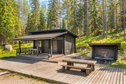 Loppi Wilderness Villa Mini Villa is surrounded by a large outdoor terrace connected to the Main Villa.