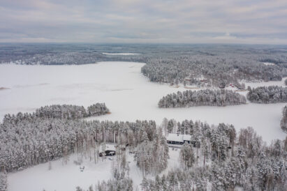 Loppi Peace area on the shore of Lake Kaartjärvi in the light of a winter day. On the left, Loppi Luxus; on the right, Räyskälä Grand Villa.