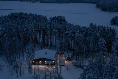 Loppi Luxus as the winter evening darkens.
