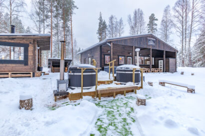 In the yard of Loppi Luxus, there is a wood-heated scenery sauna, lean-to, and 2 wood-heated hot tubs.