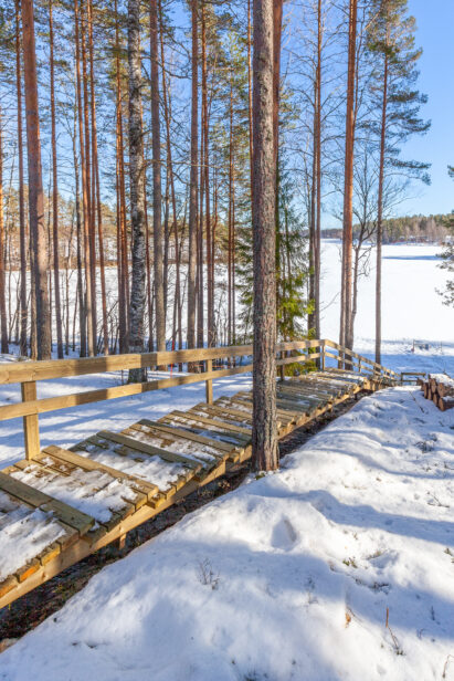From the front of Loppi Luxus, you can descend stairs down to the shore of Kaartjärvi. In winter, it's possible to saw a hole in the ice in front of the dock for the most enthusiastic winter swimmers!