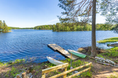 From the front of Loppi Luxus, you can descend stairs down to the shore of Kaartjärvi. In winter, it's possible to saw a hole in the ice in front of the dock for the most enthusiastic winter swimmers!