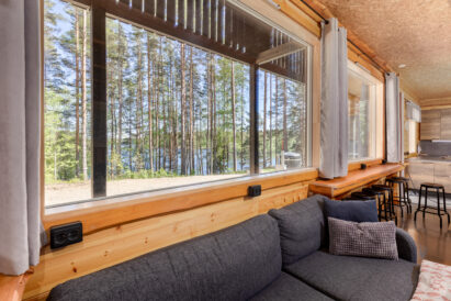 From the scenery bar counter along the window wall of Loppi Luxus, there is a view down to Kaartjärvi.