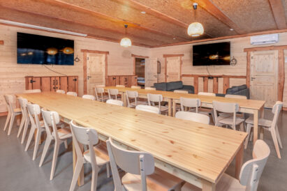 The tables in Loppi Luxus main hall can be arranged lenghtwise, providing space for approximately 28 people for dining at the tables. Additional space is provided by the sofa group and the scenery bar counter along the window wall.
