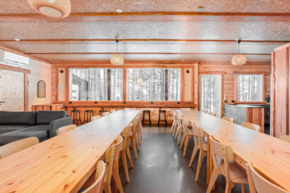 The tables in Loppi Luxus main hall can be arranged lenghtwise, providing space for approximately 28 people for dining at the tables. Additional space is provided by the sofa group and the scenery bar counter along the window wall.