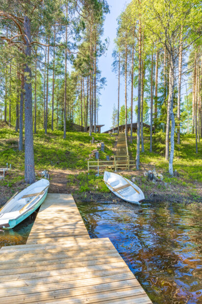 The pier and rowboats of Loppi Luxus on the picturesque shore of Lake Kaartjärvi.
