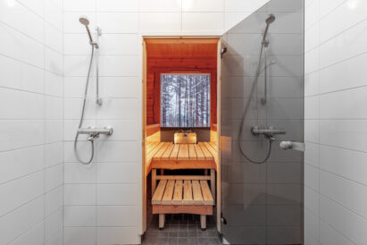 Shower room of the indoor sauna compartment at Loppi Luxus and the sauna room of the electric-heated scenery sauna.