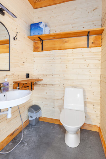 Toilet in the hallway of Loppi Luxus.