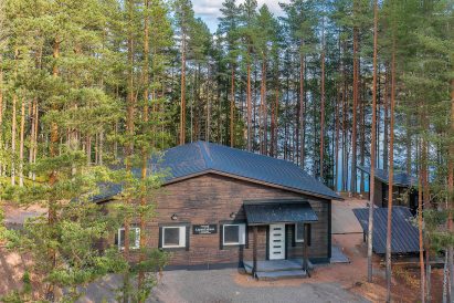 The main villa of Loppi Luxus, captured from the direction of Räyskäläntie local road towards Lake Kaartjärvi.