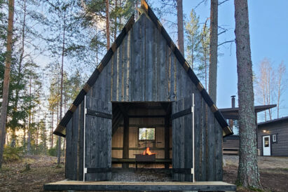 The sheltered fireplace at Loppi Luxus can accommodate up to 15 people for gathering around the fire.