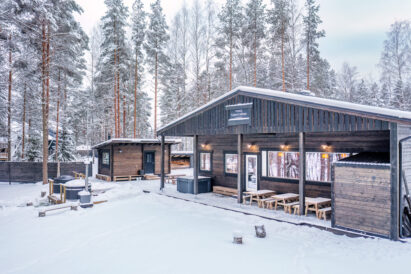 In the yard of Loppi Luxus, there is a wood-heated scenery sauna, lean-to, and 2 wood-heated hot tubs. Additionally, there is a year-round outdoor jacuzzi on the terrace.
