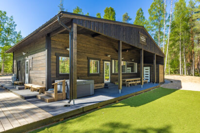 In the yard of Loppi Luxus, there is a wood-heated scenery sauna, lean-to, and 2 wood-heated hot tubs. Additionally, there is a year-round outdoor jacuzzi on the terrace.