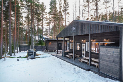 Loppi Luxus as the winter evening darkens. In the picture, the tables on the terrace are arranged lengthwise.
