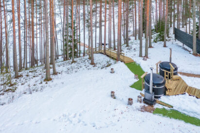From the front of Loppi Luxus, stairs lead down to the shore of Kaartjärvi. There are two wood-heated hot tubs.