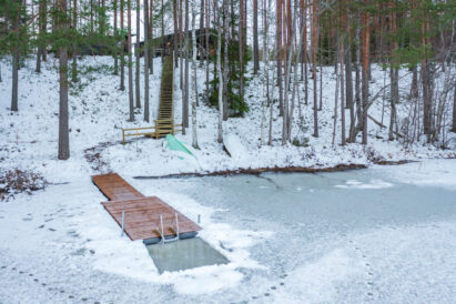 From the front of Loppi Luxus, you can descend stairs down to the shore of Kaartjärvi. In winter, it's possible to saw a hole in the ice in front of the dock for the most enthusiastic winter swimmers!