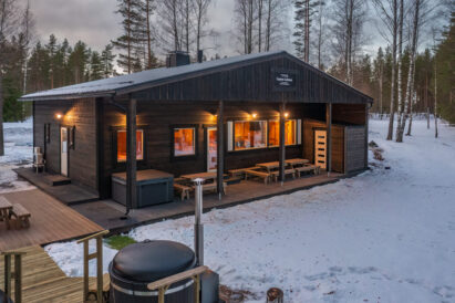 Loppi Luxus as the winter evening darkens. In the picture, the tables on the terrace are arranged lengthwise.