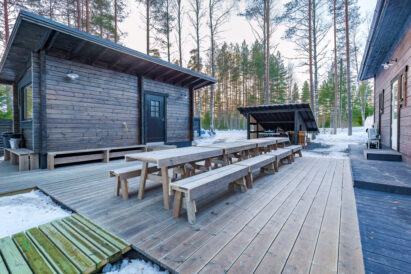 Between the main building and the scenery sauna at Loppi Luxus, there is a spacious open terrace, providing clean access to the outdoor hot tubs. The terrace tables from the main villa can be brought to the open terrace on sunny days.