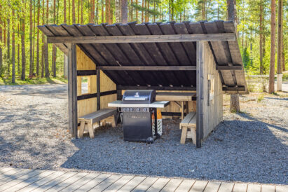 Loppi Luxus's backyard lean-to. A gas grill is available for guests for an additional fee.