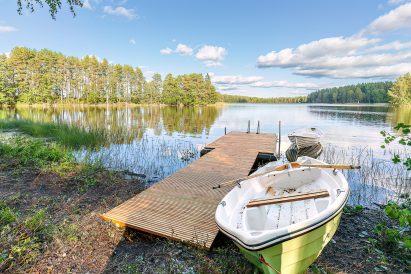 The pier and rowboats of Loppi Luxus on the picturesque shore of Lake Kaartjärvi.