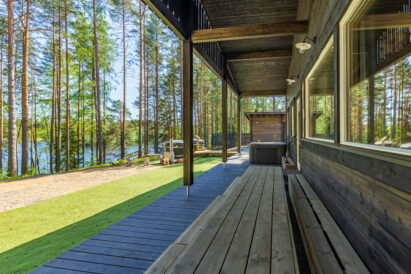 The tables on the terrace of Loppi Luxus can be easily arranged in the desired way. In the picture, the tables are arranged lengthwise.