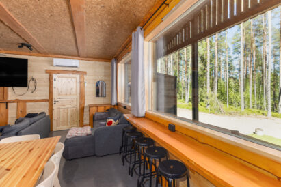 From the scenery bar counter along the window wall of Loppi Luxus, there is a view down to Kaartjärvi.