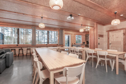 The tables in Loppi Luxus main hall can be arranged in a horseshoe shape, providing space for approximately 25-30 people for meetings at the tables. Additional space is provided by the sofa group and the scenery bar counter along the window wall.