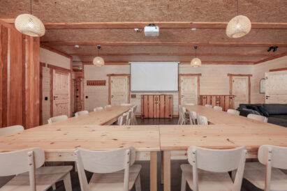 The tables in Loppi Luxus main hall can be arranged in a horseshoe shape, providing space for approximately 25-30 people for meetings at the tables. Additional space is provided by the sofa group and the scenery bar counter along the window wall. As meeting displays, there are a data projector and 1-2 smart TVs.