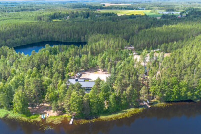 The Loppi Peace area is located along the shores of Lake Kaartjärvi. On the right is Loppi Luxus, and on the left, Räyskälä Grand Villa.