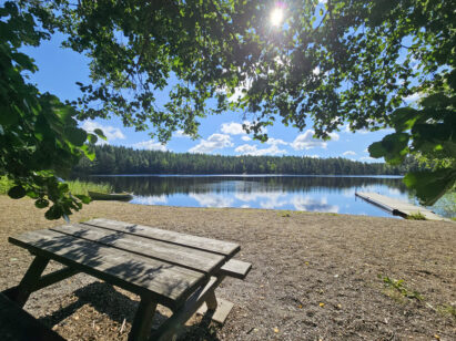 It is about a 1.4 km walk along a forest road from Evo Wilderness Villa to the Niemisjärvi beach in the Evo hiking area.
