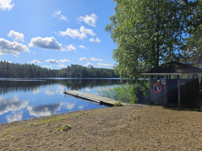 It is about a 1.4 km walk along a forest road from Evo Wilderness Villa to the Niemisjärvi beach in the Evo hiking area.