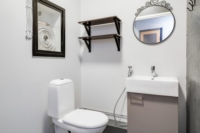 The restroom in the lounge area of Räyskälä Grand Villa.