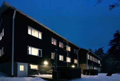 Räyskälä Grand Villa in the twilight of a winter evening.