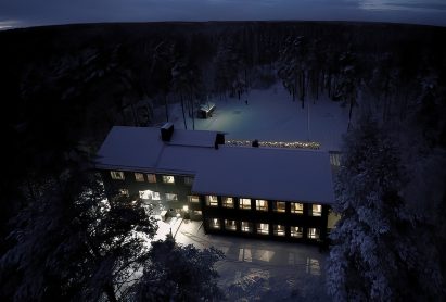 Räyskälä Grand Villa in the twilight of a winter evening.