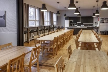 In the main hall of Räyskälä Grand Villa, there is seating for up to 80 guests. The arrangement and number of tables can be adjusted according to needs. At the end of the main hall, there is a fully equipped open kitchen.