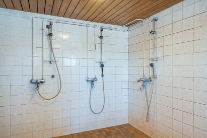 In the lower floor of Räyskälä Grand Villa, there are a total of 3 saunas. Pictured here is the shower room of the wood-heated sauna.