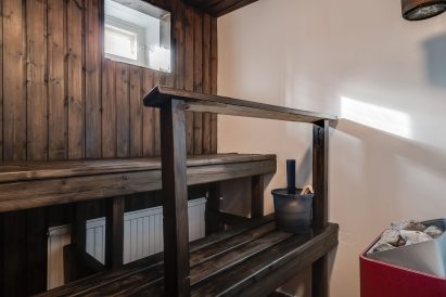 In the lower floor of Räyskälä Grand Villa, there are a total of 3 saunas, with the smallest being an electrically heated mini-sauna.