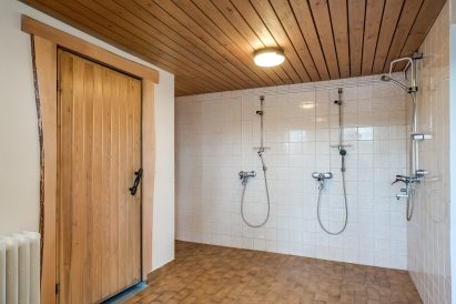 In the lower floor of Räyskälä Grand Villa, there are a total of 3 saunas. Pictured here is the shower room of the wood-heated sauna.