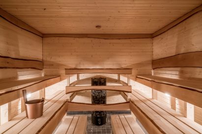 Räyskälä Grand Villa has 3 saunas. In the picture, there is the spacious hot room of the downstairs electric sauna section.