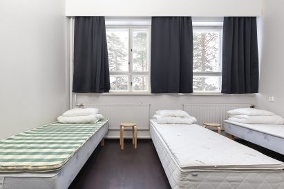 3-person bedroom in the downstairs of Räyskälä Grand Villa.