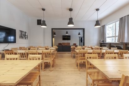 In the main hall of Räyskälä Grand Villa, there is seating for up to 80 guests. The arrangement and number of tables can be adjusted according to needs.