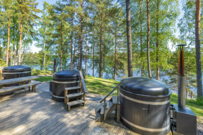 On the lakeside open terrace of Räyskälä Grand Villa, there are 3 wood-heated hot tubs.