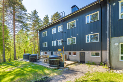 On the lakeside open terrace of Räyskälä Grand Villa, there are 3 wood-heated hot tubs.