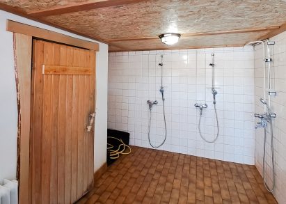 In the lower floor of Räyskälä Grand Villa, there are a total of 3 saunas. Pictured here is the shower room of the wood-heated sauna.