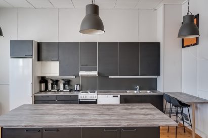 The open kitchen at the end of the main hall of Räyskälä Grand Villa is well-equipped and provides ample space for self-cooking in good company.