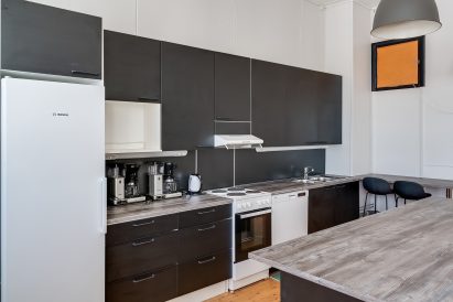 The open kitchen at the end of the main hall of Räyskälä Grand Villa is well-equipped and provides ample space for self-cooking in good company.