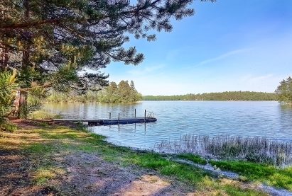 From the pier of Räyskälä Grand Villa, you can embark on boating, paddleboarding, and swimming in the beautiful Lake Kaartjärvi.