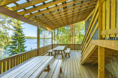 At the eastern end of Räyskälä Grand Villa, there is a covered terrace with a view of the lake, providing direct access to the main hall and the front yard of the villa.