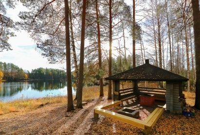 The barbecue shelter of Räyskälä Grand Villa is located right on the shore of Lake Kaartjärvi.