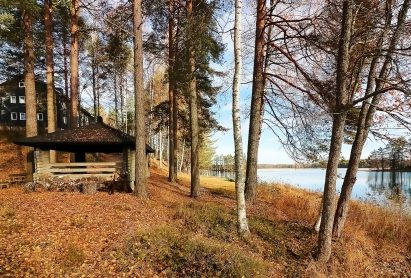 The barbecue shelter of Räyskälä Grand Villa is located right on the shore of Lake Kaartjärvi.